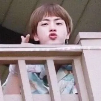 Foto aktivitas terbaru Jin (BTS)