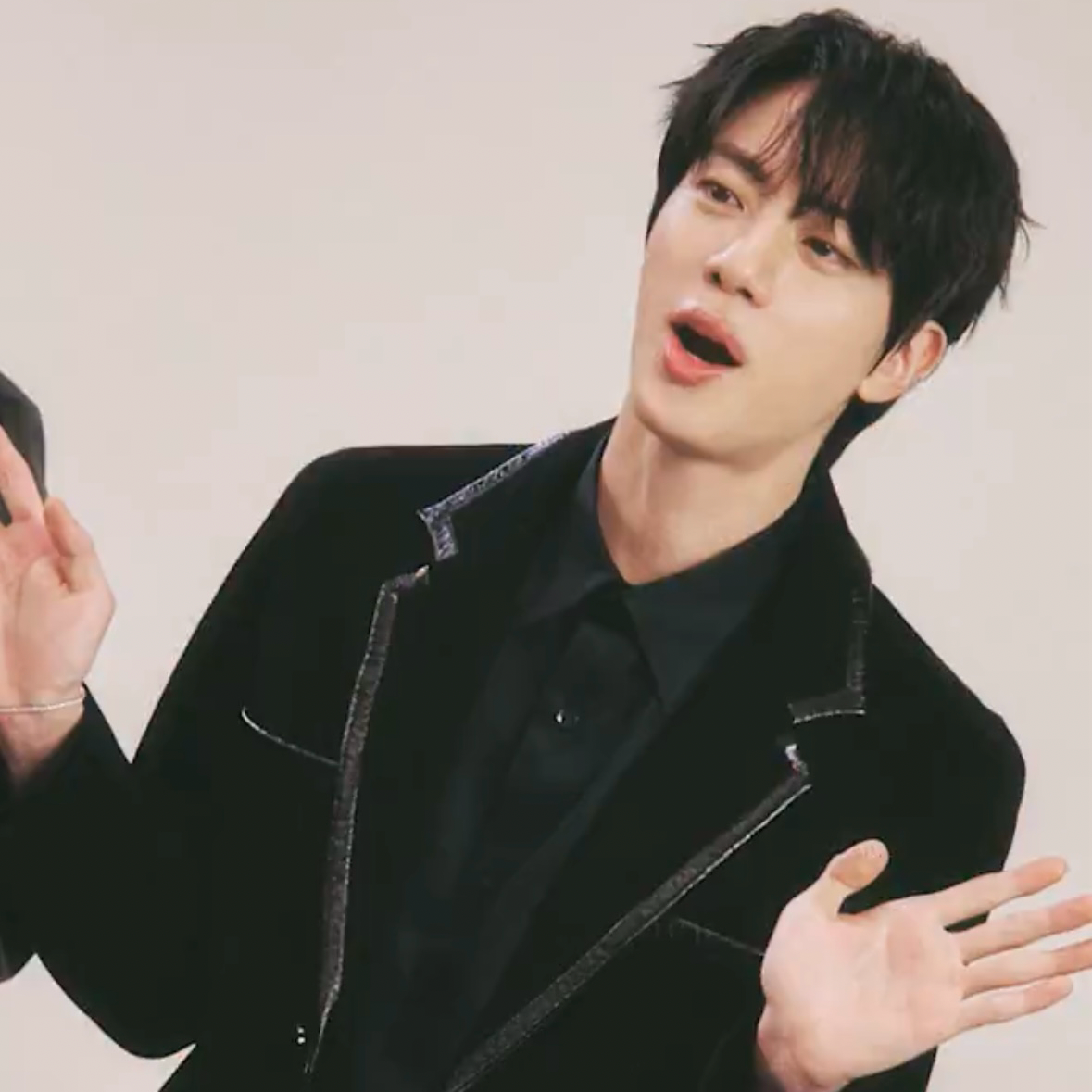 진 (방탄소년단)의 최신 사진