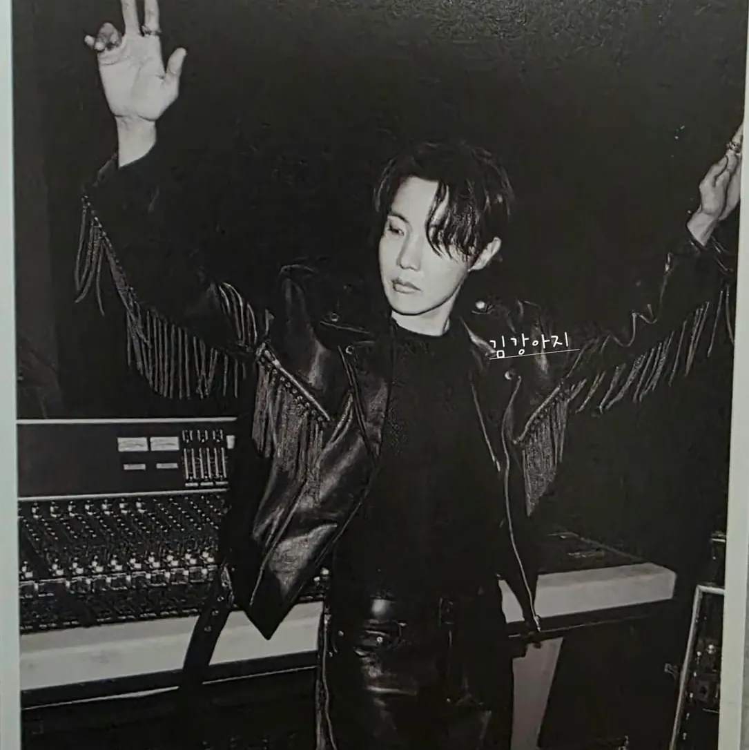 Foto aktivitas terbaru j-hope (BTS)