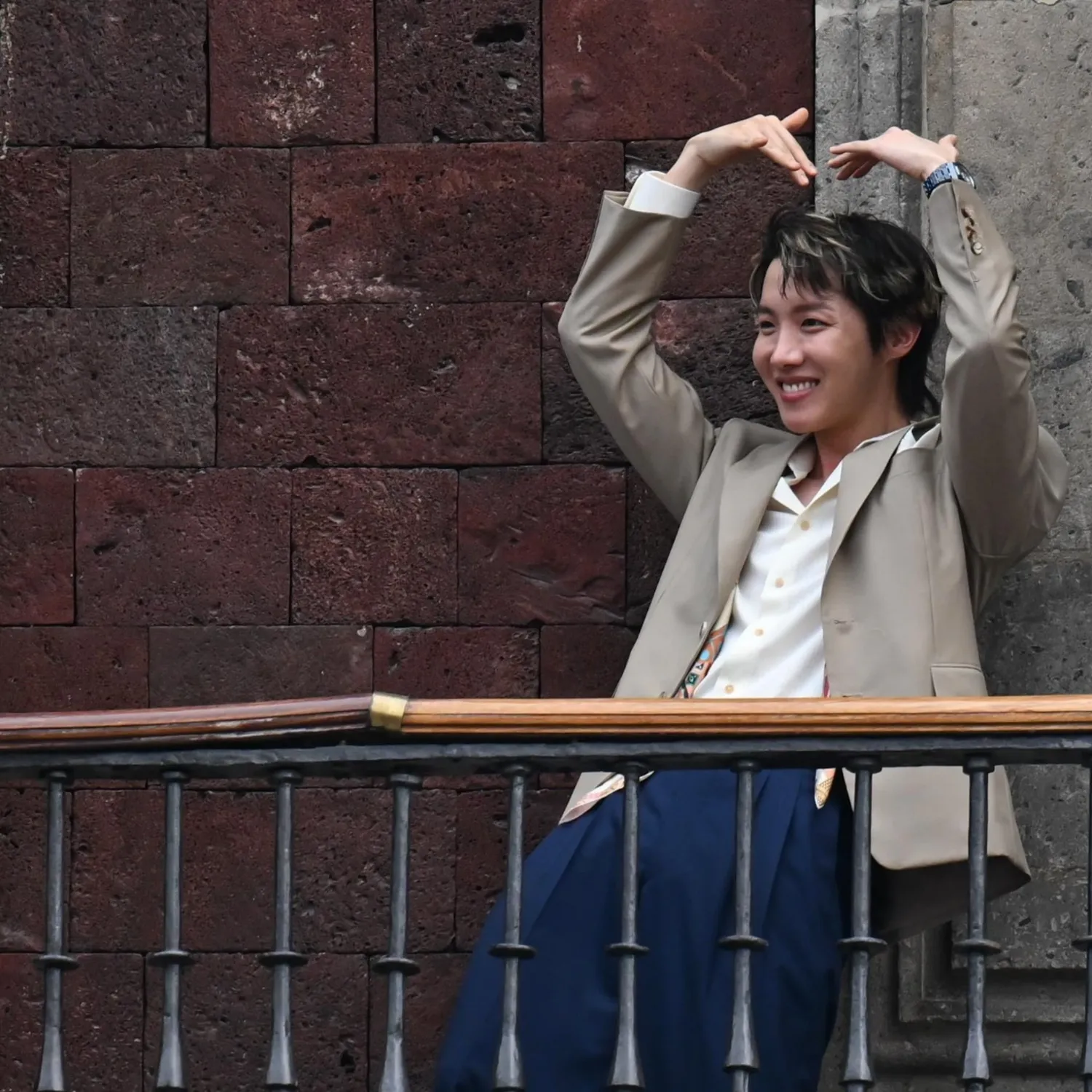 Foto aktivitas terbaru j-hope (BTS)