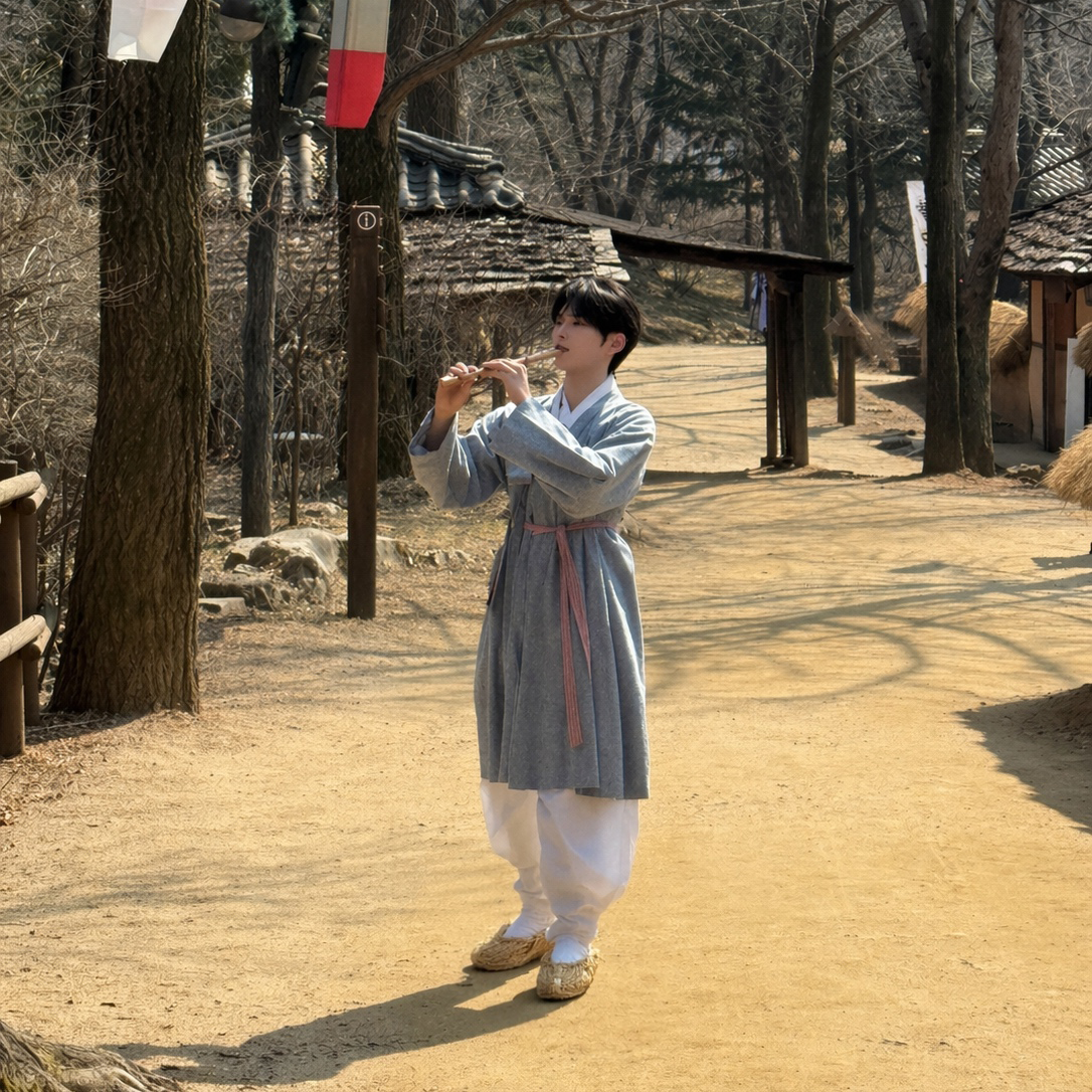 Behind-the-scenes cut of Sung Hanbin (ZEROBASEONE)