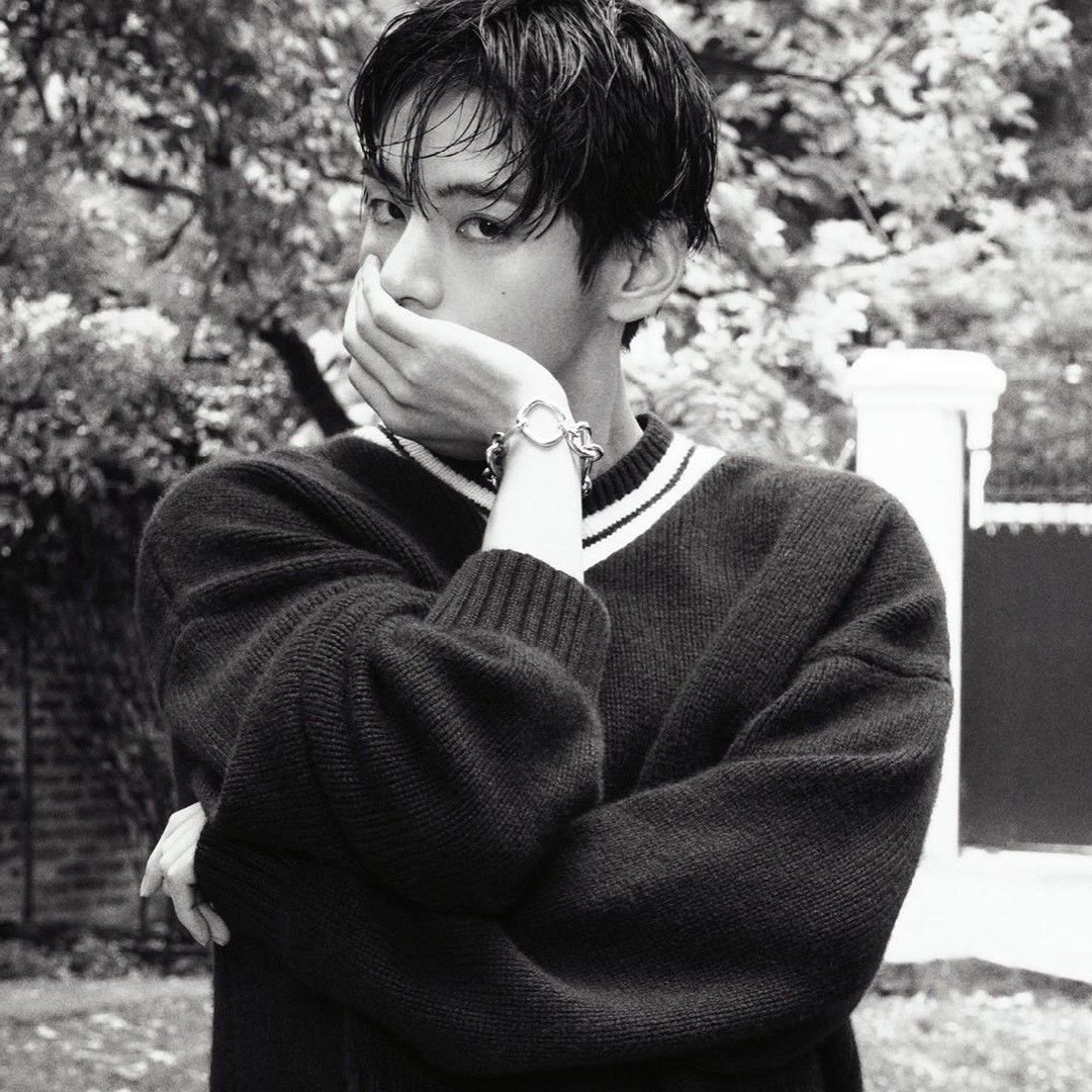 뷔 (방탄소년단)의 최신 사진