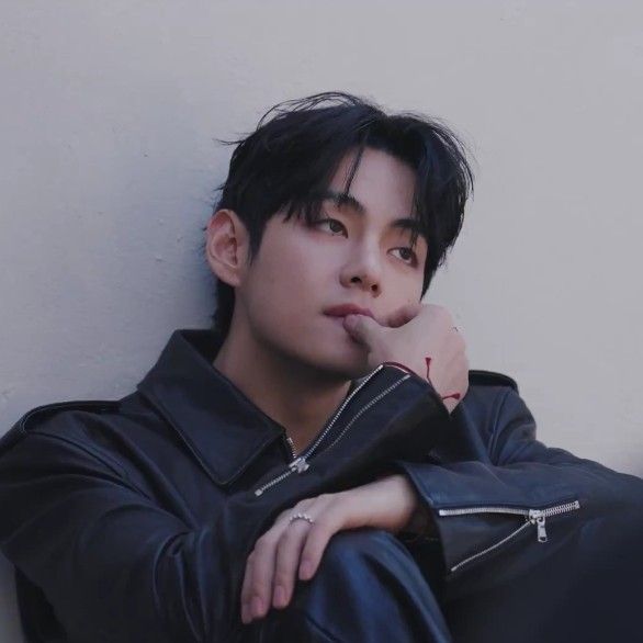 Behind-the-scenes cut of V (BTS)