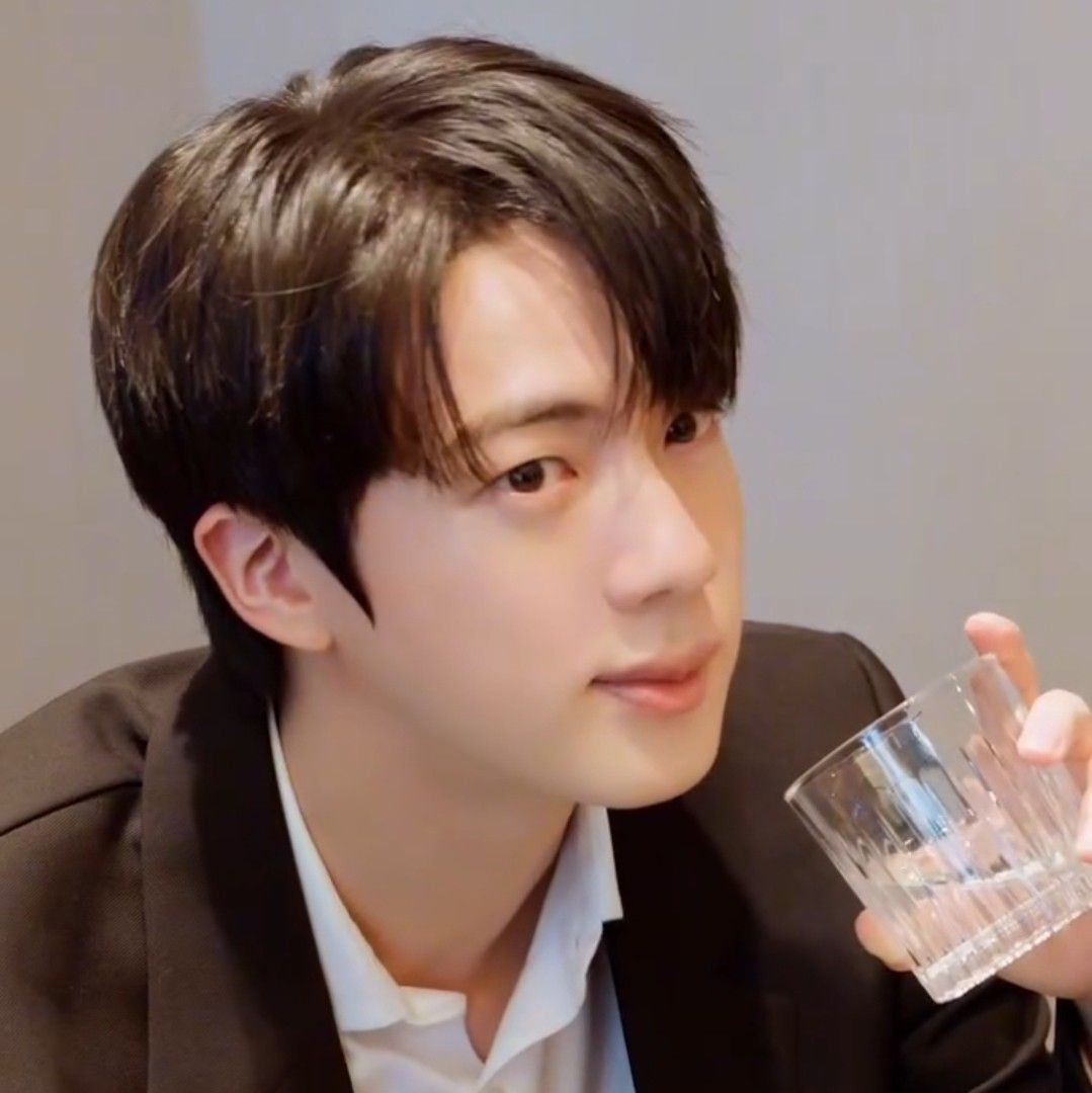Foto aktivitas terbaru Jin (BTS)