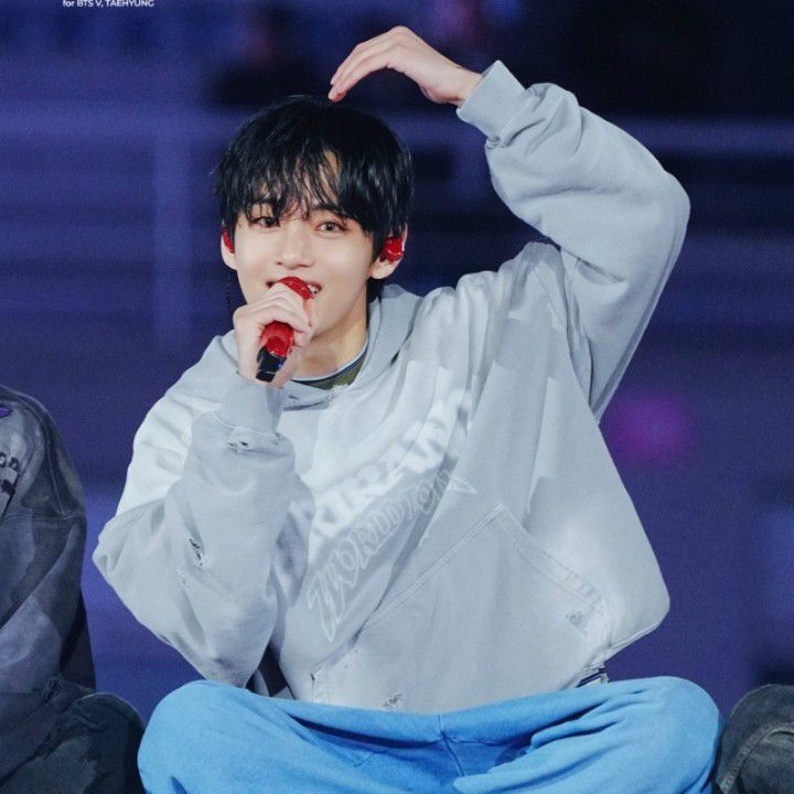 뷔 (방탄소년단)의 최신 사진