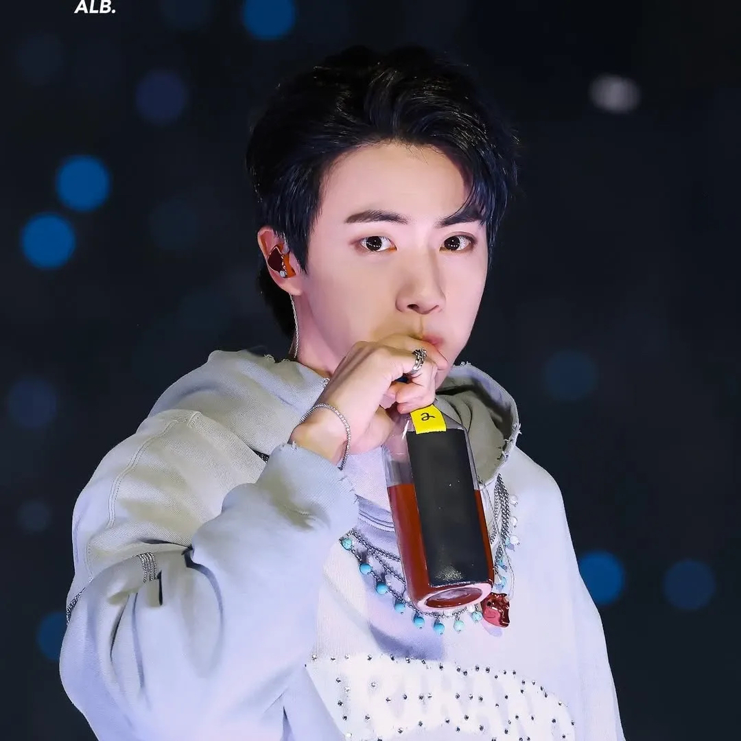 Foto aktivitas terbaru Jin (BTS)