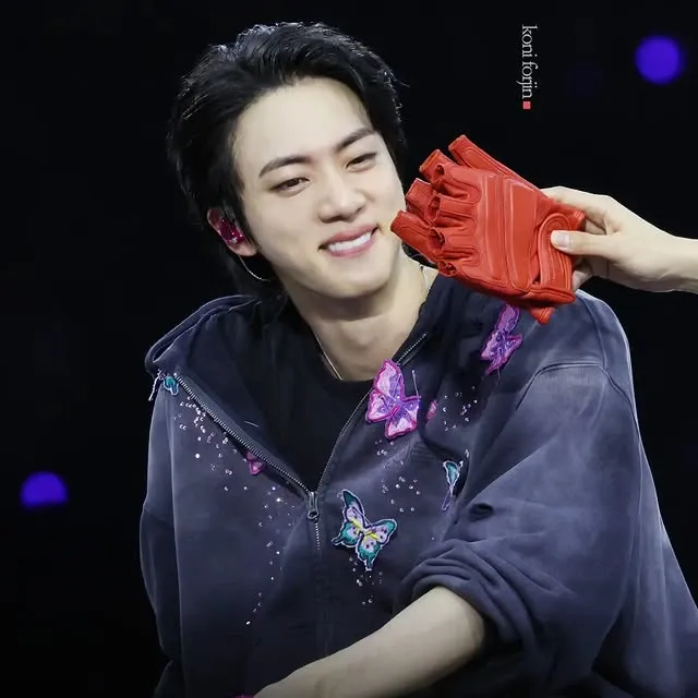Foto aktivitas terbaru Jin (BTS)
