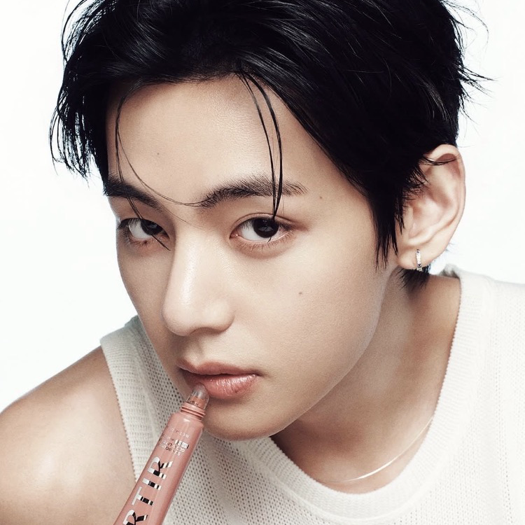 뷔 (방탄소년단)의 최신 사진