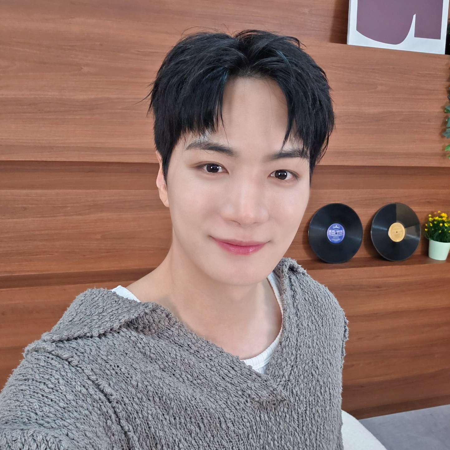 A moment captured by Kim Jonghyeon's fan