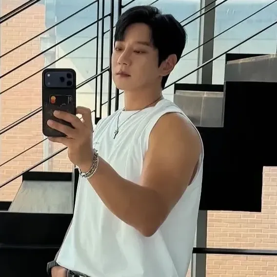 Recent activity shot of Hwang Chiyeol