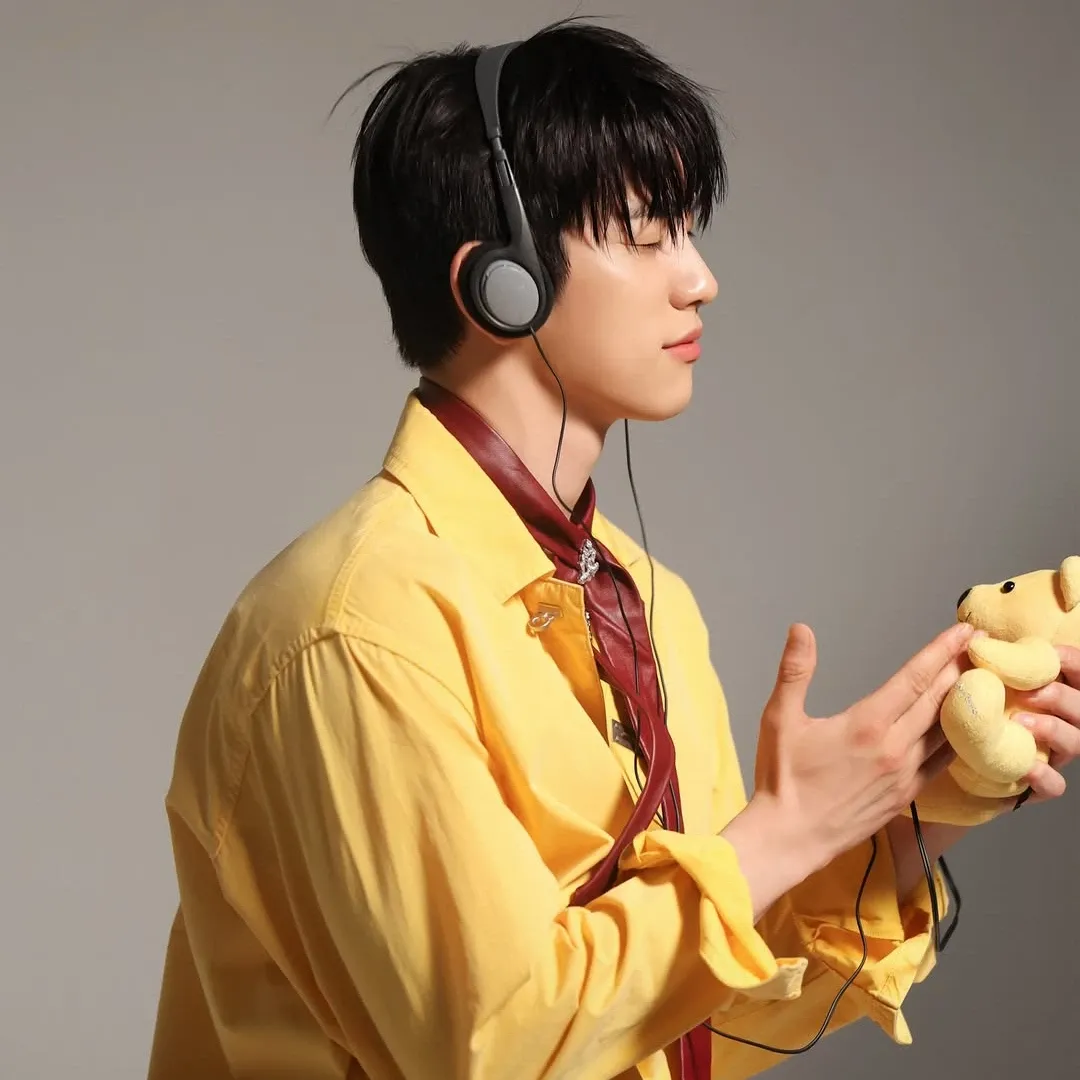 Behind-the-scenes cut of Jinyoung (GOT7)