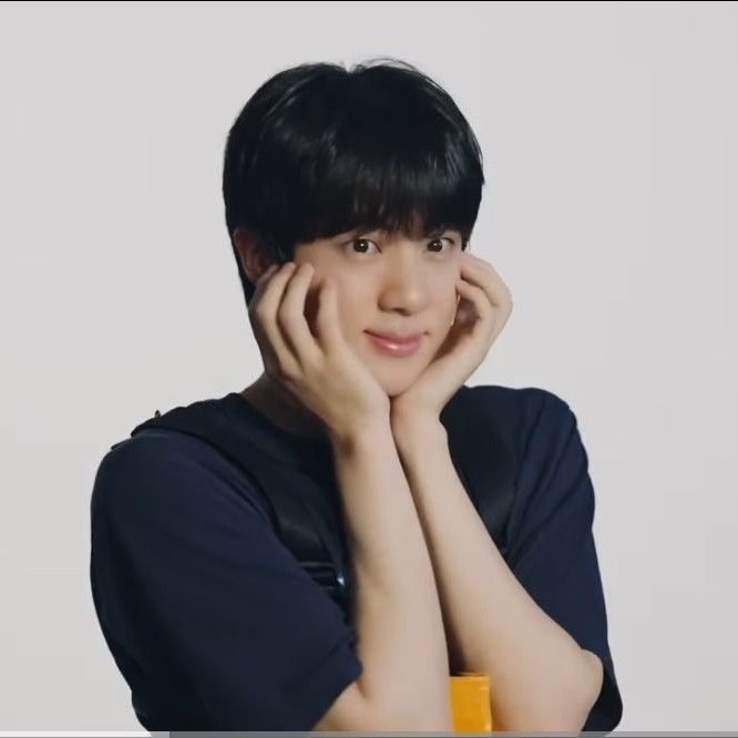 Momen yang diabadikan oleh penggemar Jin (BTS)