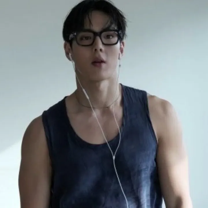 Behind-the-scenes cut of Shownu (MONSTA X)