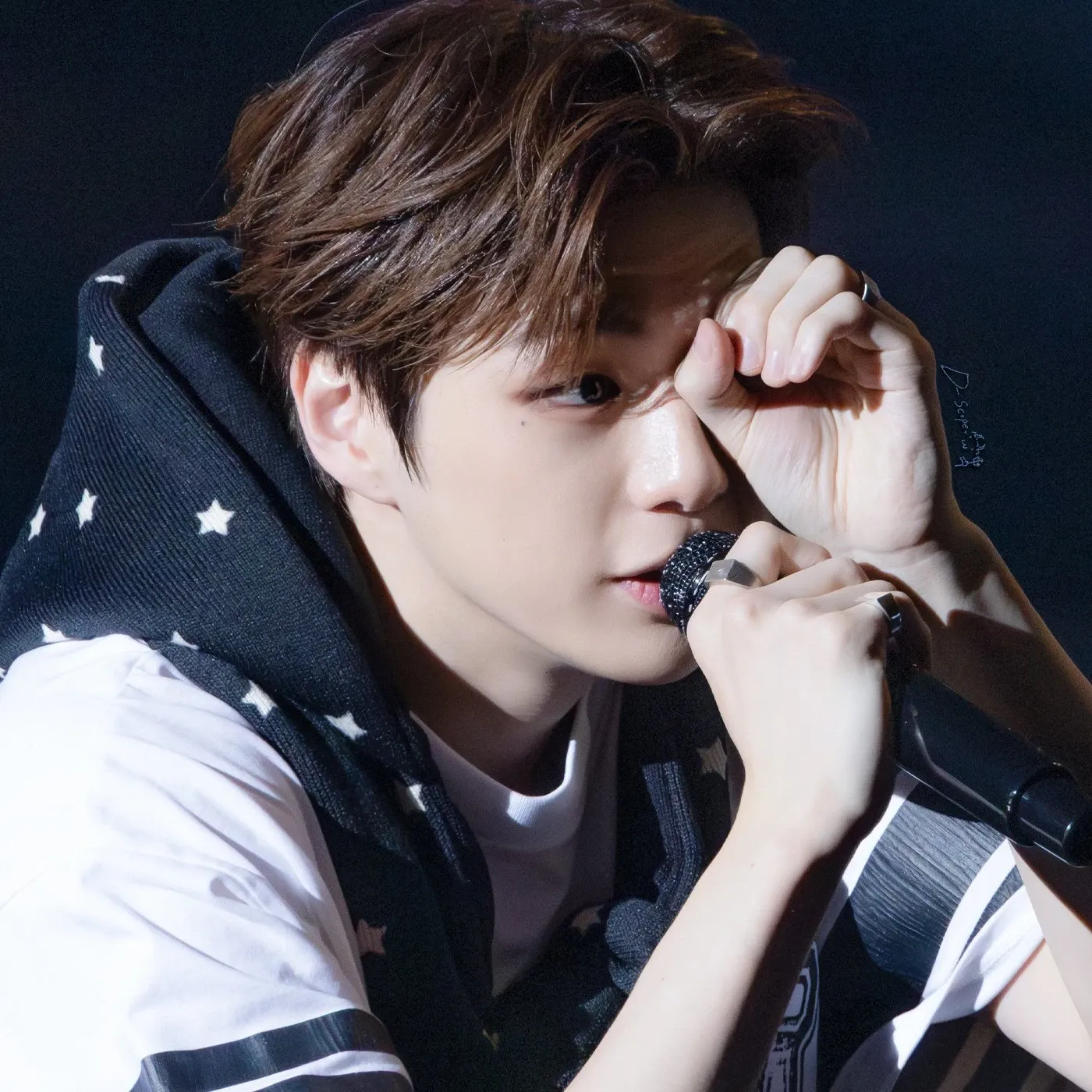 A moment captured by Kang Daniel's fan