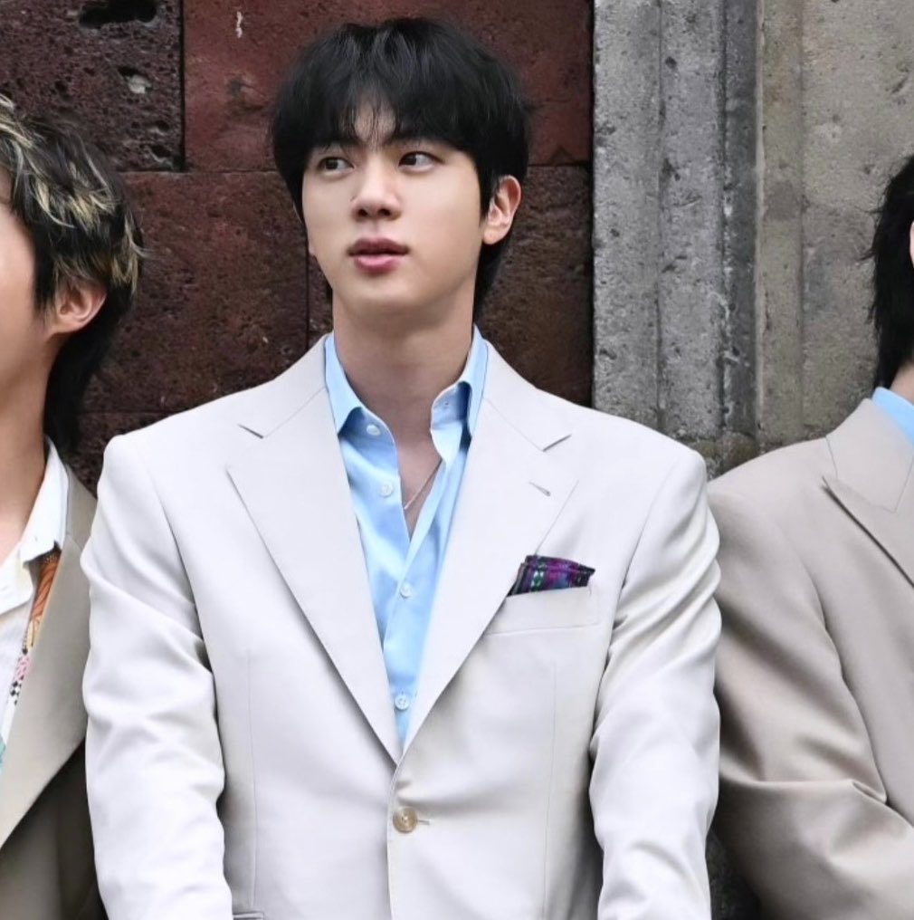 Foto aktivitas terbaru Jin (BTS)