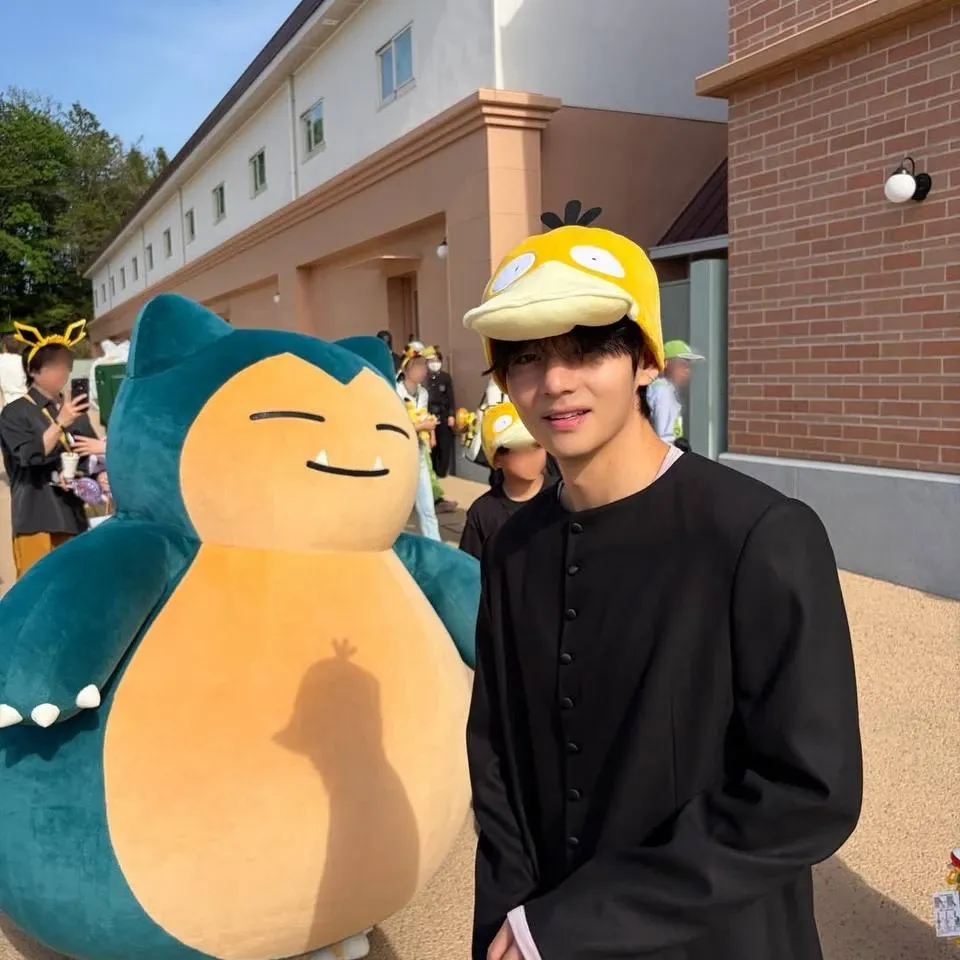 Behind-the-scenes cut of V (BTS)