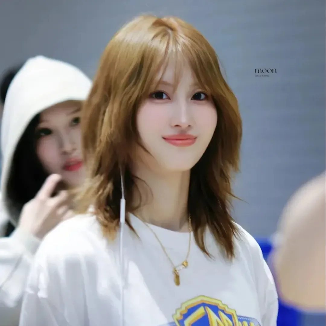 Foto aktivitas terbaru Momo (TWICE)