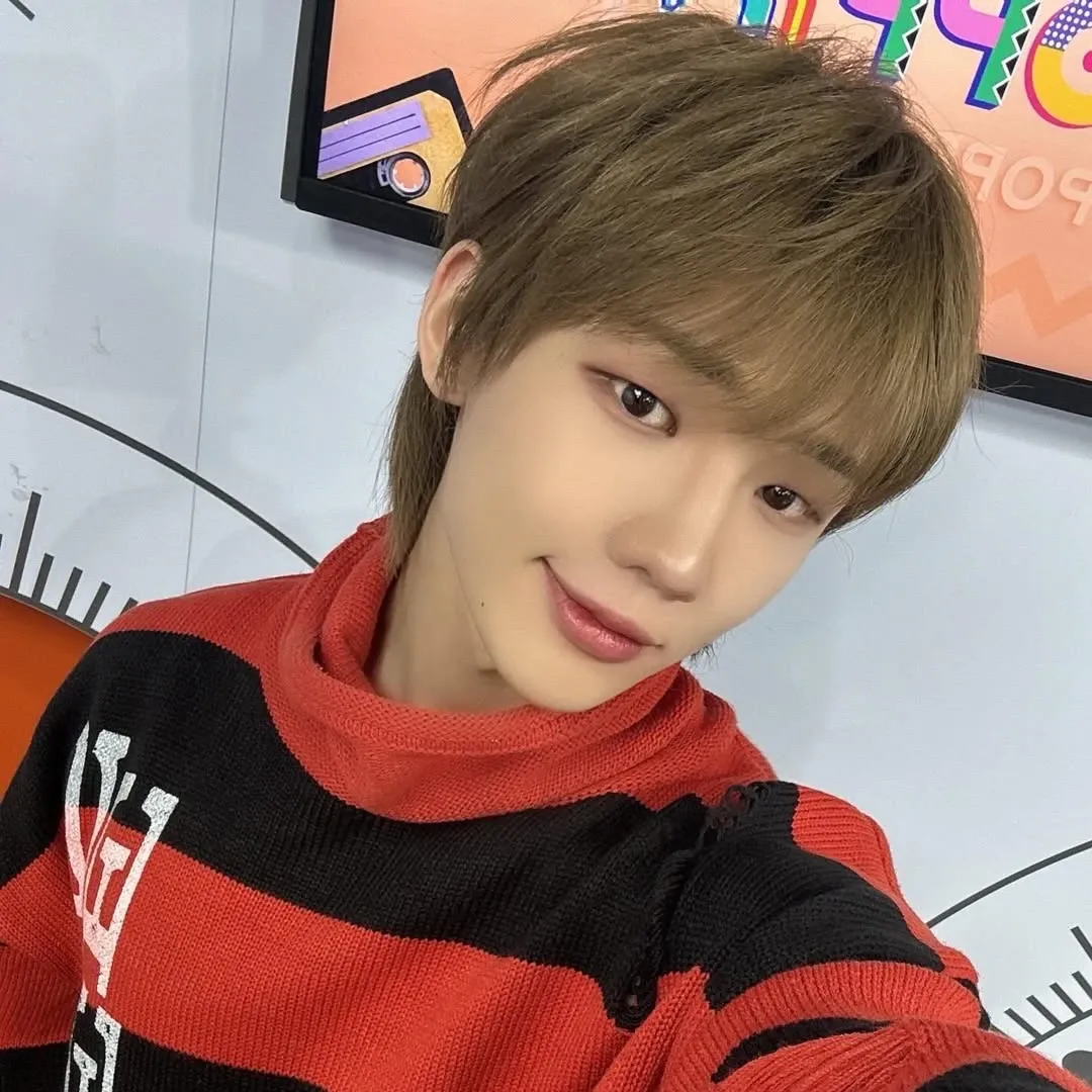 Behind-the-scenes cut of Junhyeok (TNX)