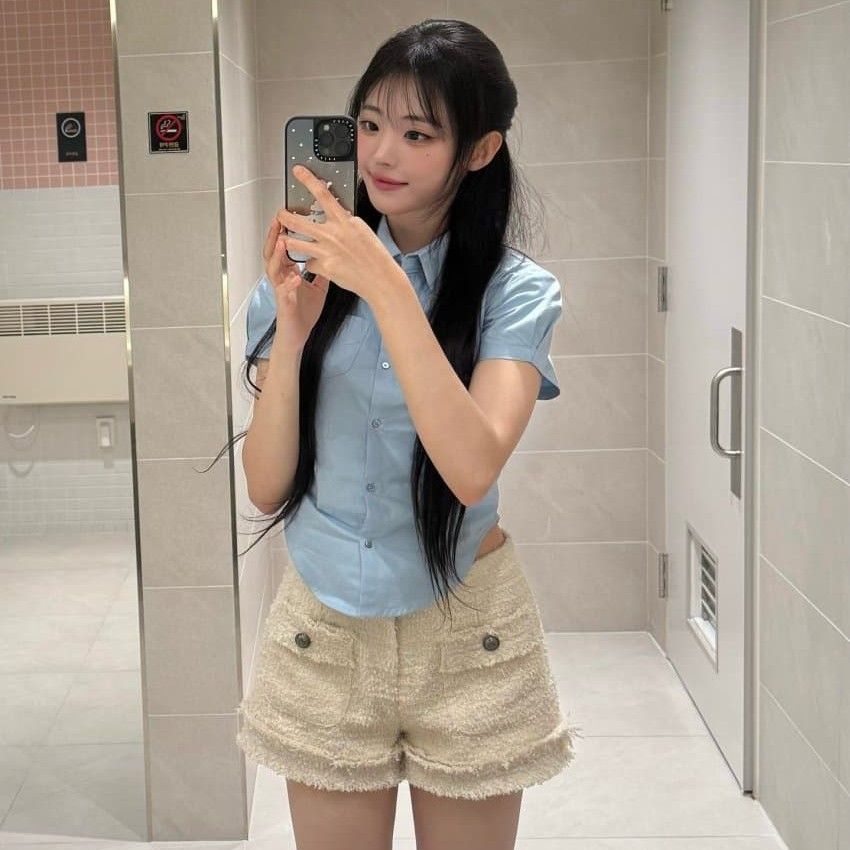 A moment captured by QWER's fan