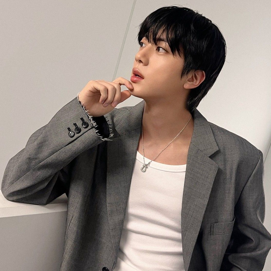 진 (방탄소년단)의 비하인드 컷