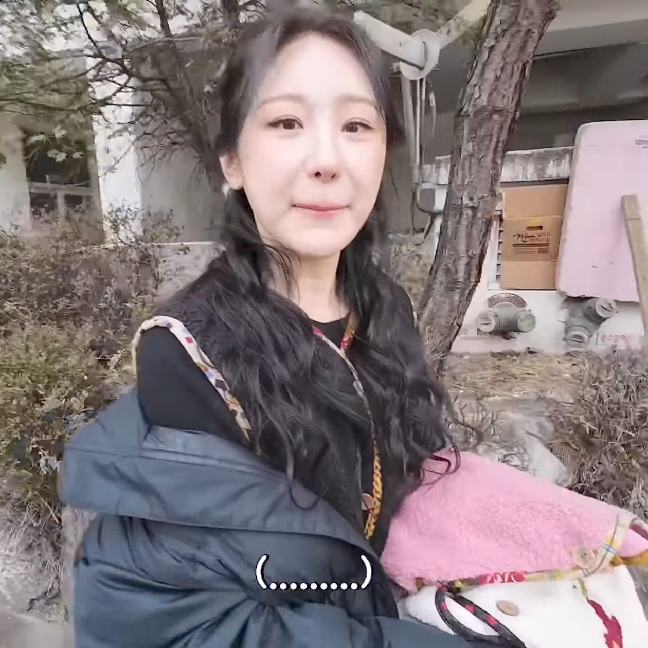 A moment captured by Lee Chaeyeon's fan