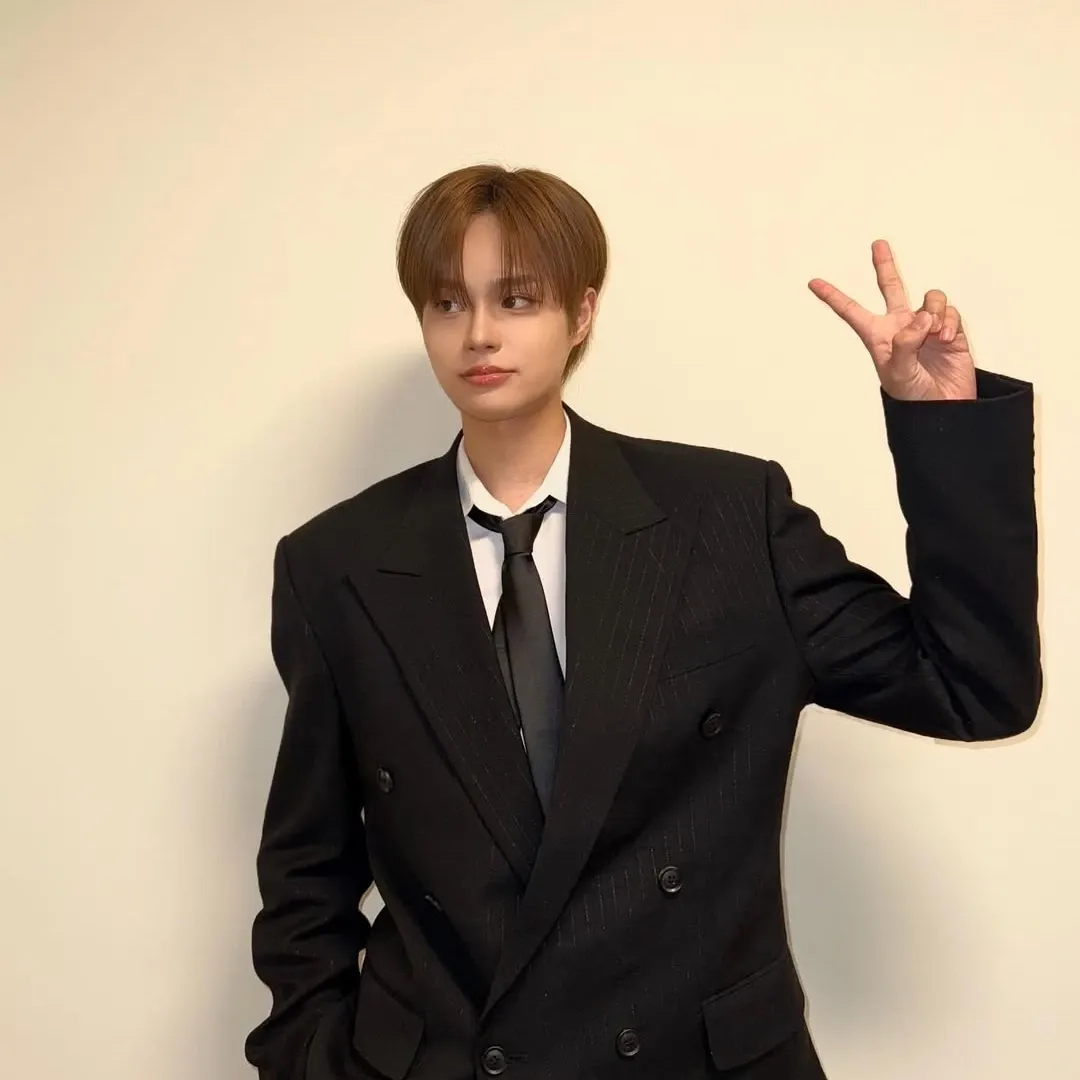 A moment captured by Lee Daehwi (AB6IX)'s fan