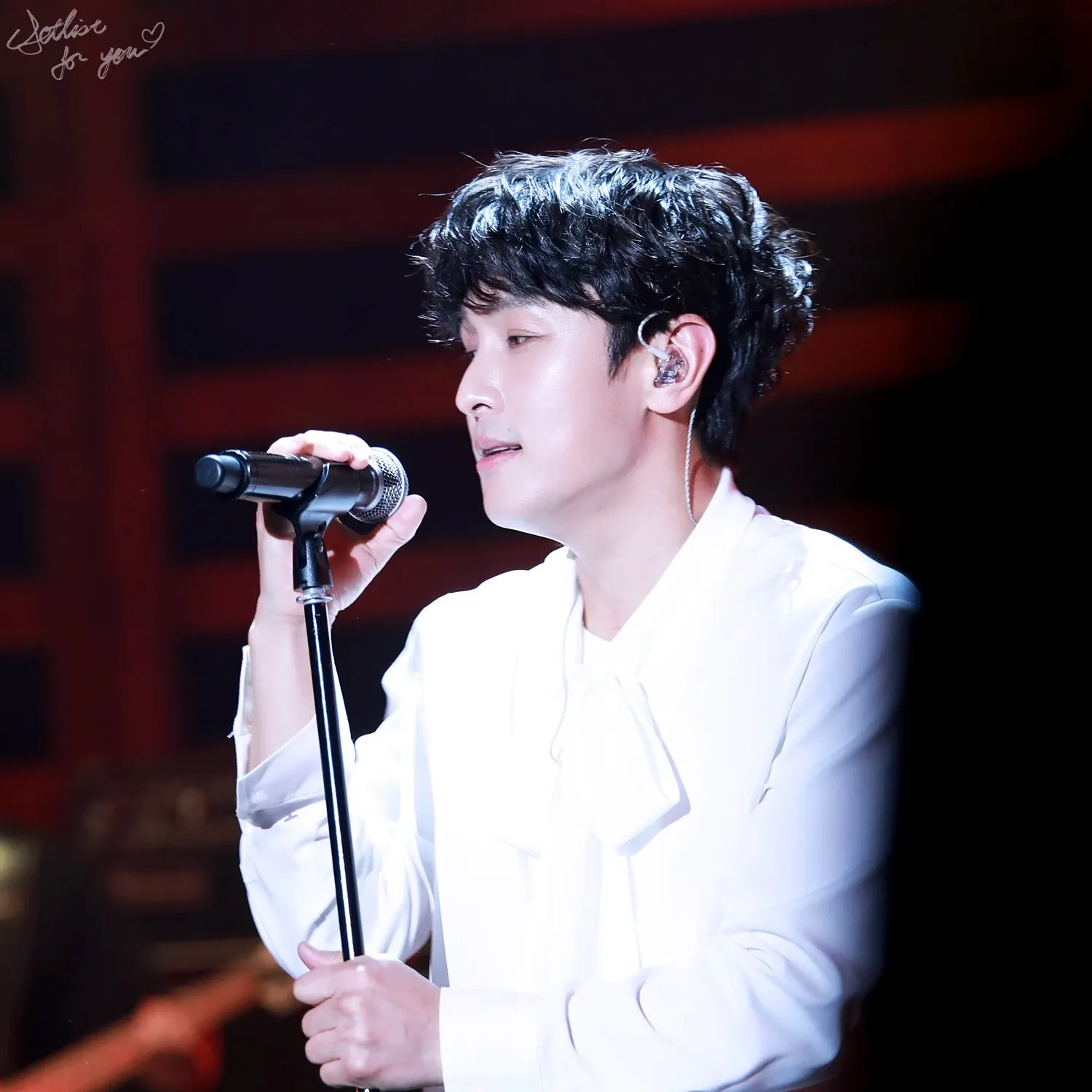 A moment captured by Kim Dongwan (SHINHWA)'s fan