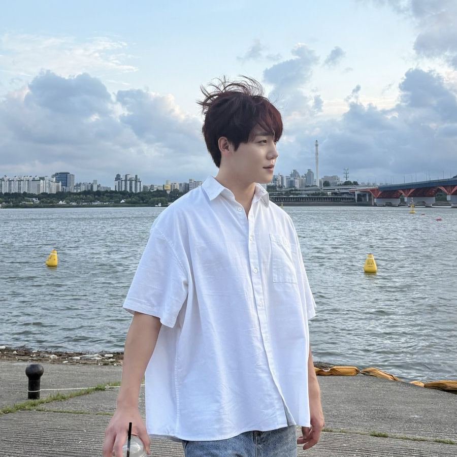 Behind-the-scenes cut of Lee Jangjun (GoldenChild)