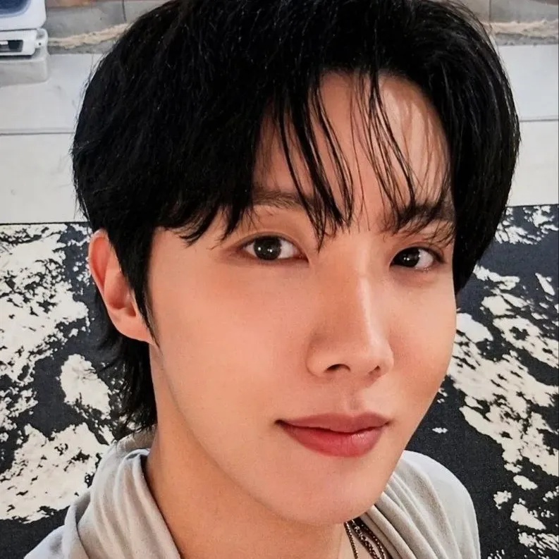 Foto terbaru j-hope (BTS)