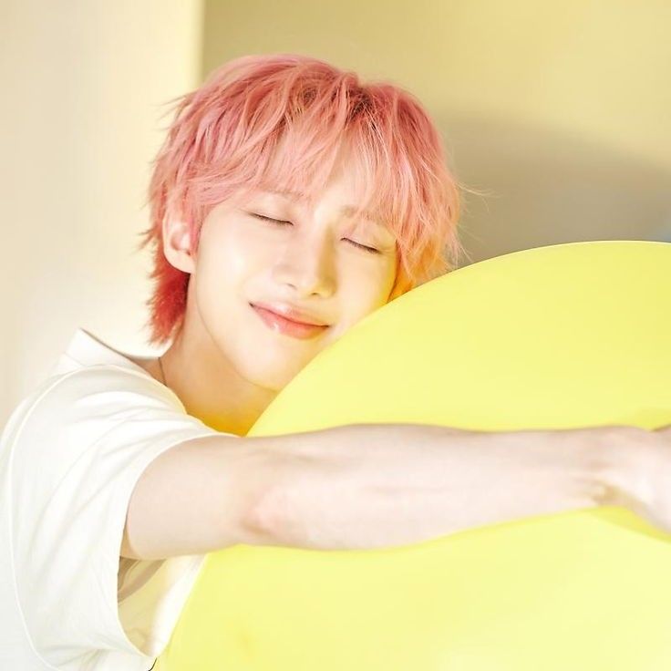 Behind-the-scenes cut of Hui (PENTAGON)