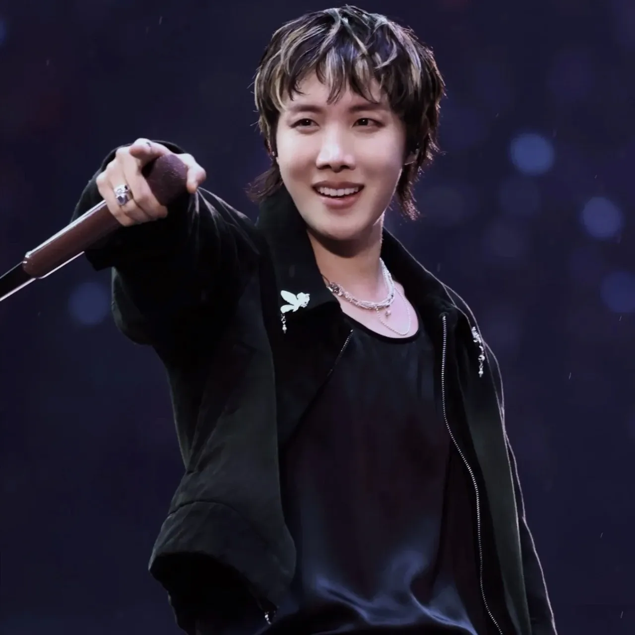 Foto aktivitas terbaru j-hope (BTS)