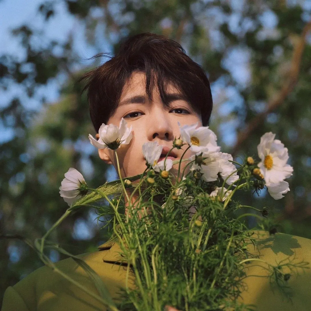 Behind-the-scenes cut of Lay (EXO)