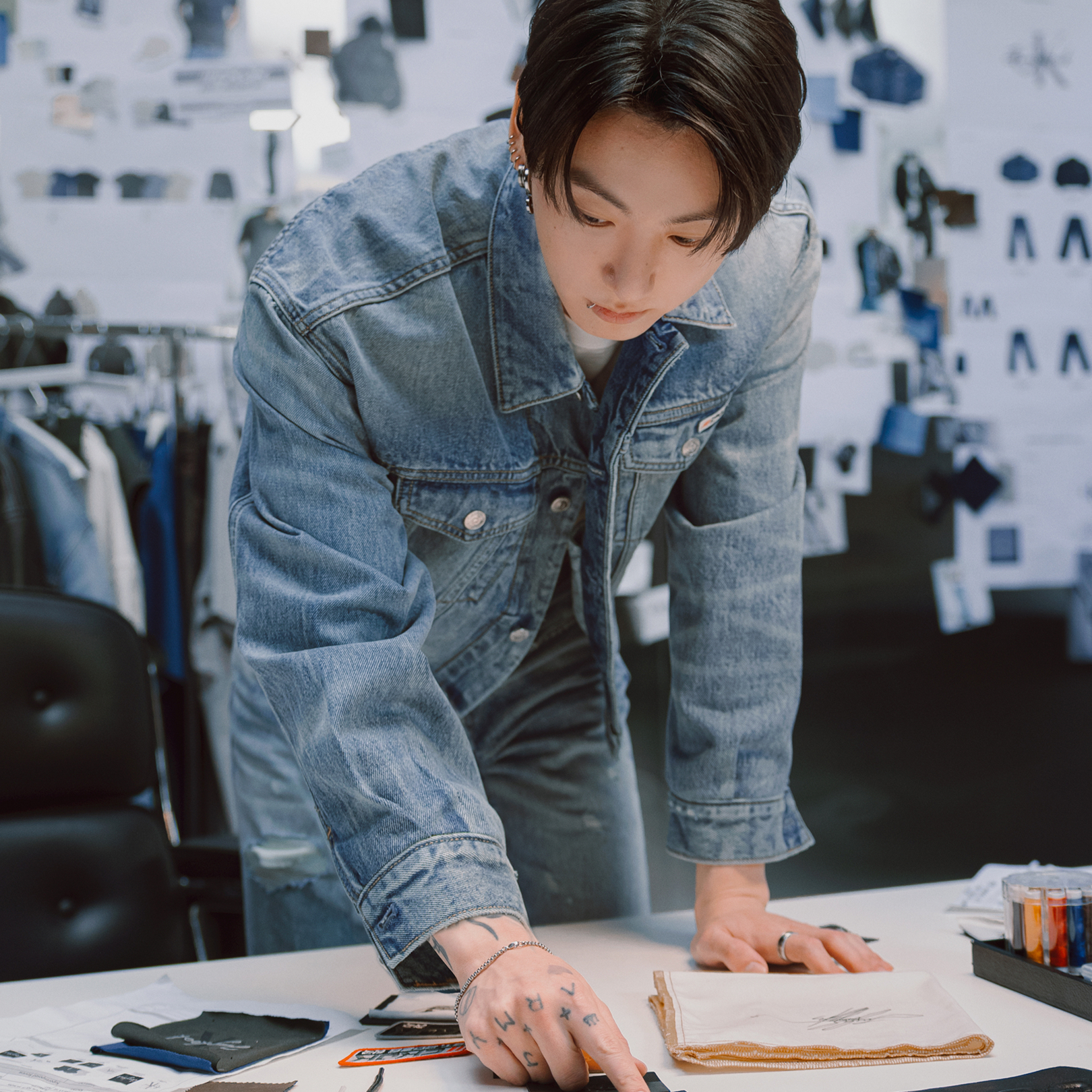 Foto aktivitas terbaru Jungkook (BTS)