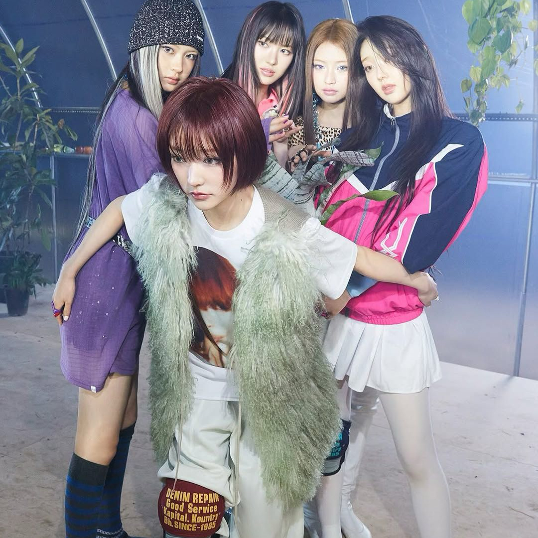 Behind-the-scenes cut of KiiiKiii