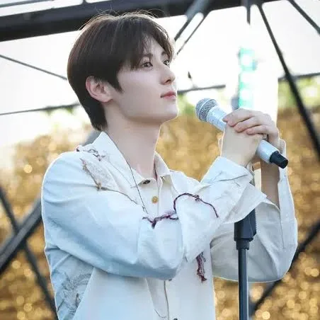 A moment captured by Hwang Minhyun's fan