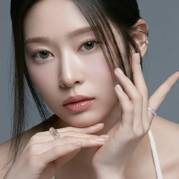 Foto profil Kim Minju terpopuler hasil voting