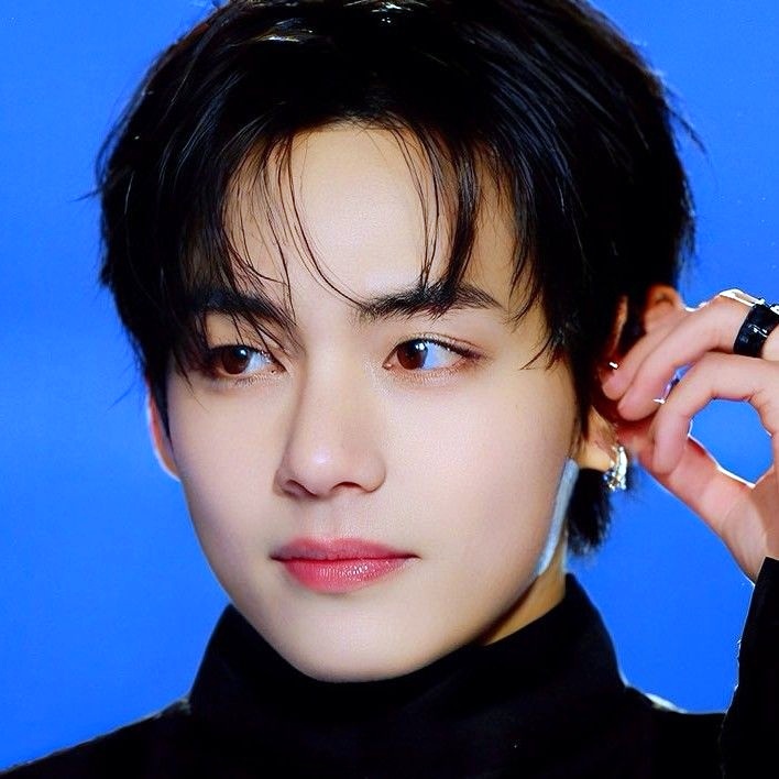 뷔 (방탄소년단) 최근 활동샷