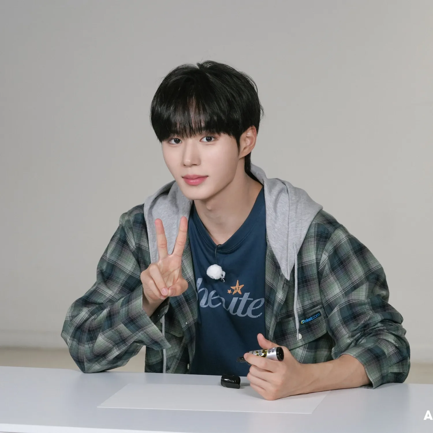 Behind-the-scenes cut of Kim Junseo (ALPHA DRIVE ONE)