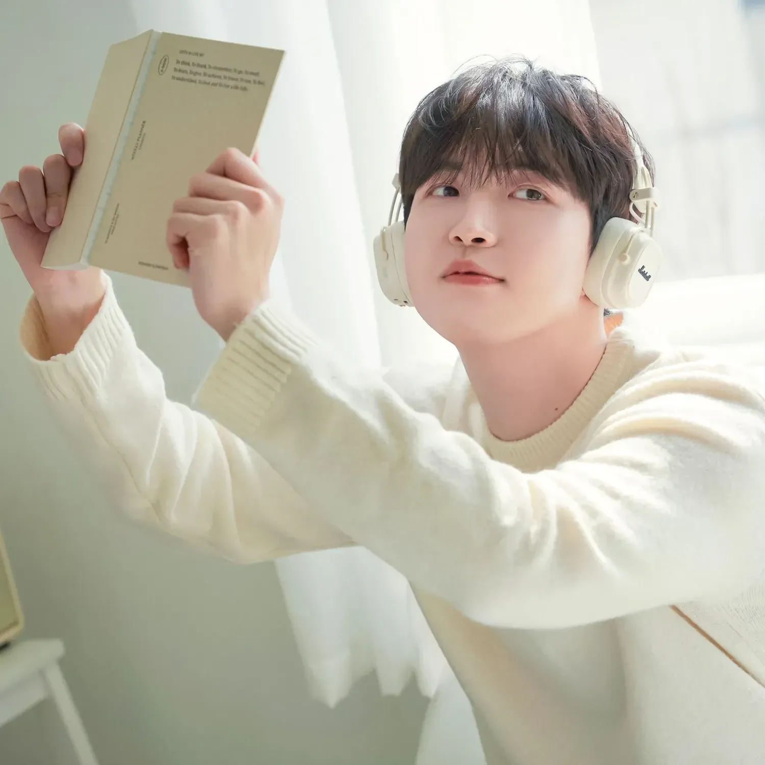 Behind-the-scenes cut of Kim Jaehwan