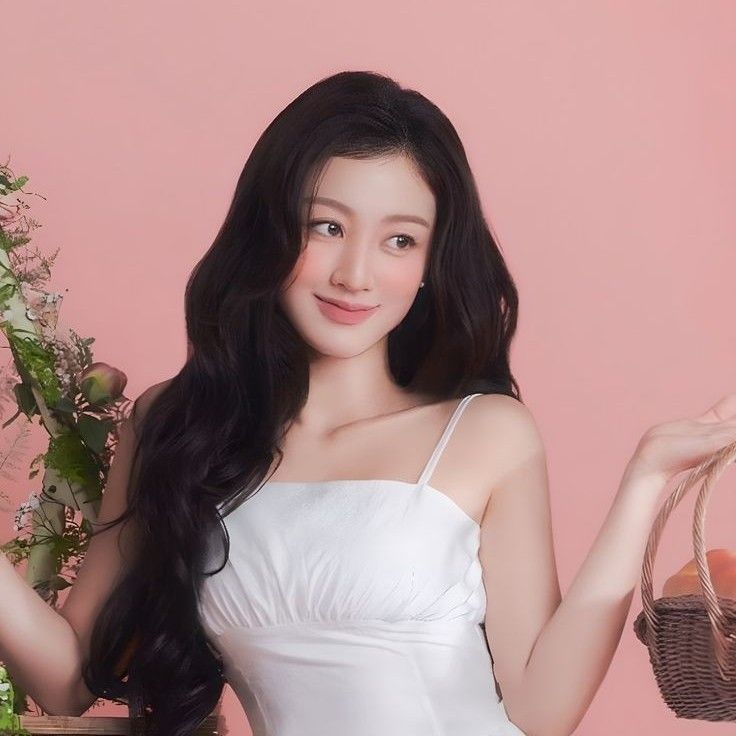 Behind-the-scenes cut of TWICE