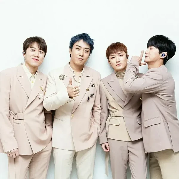 Signature photo of SECHSKIES capturing their charm