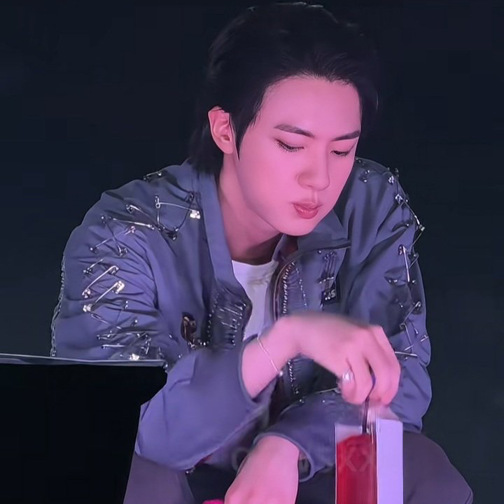 Foto terbaru Jin (BTS)