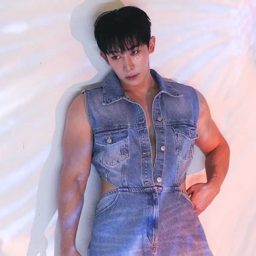 A moment captured by Wonho's fan