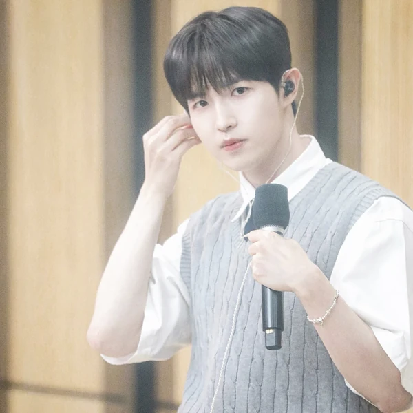 Foto perwakilan Kim Jaehwan yang bersinar hari ini di Choeaedol