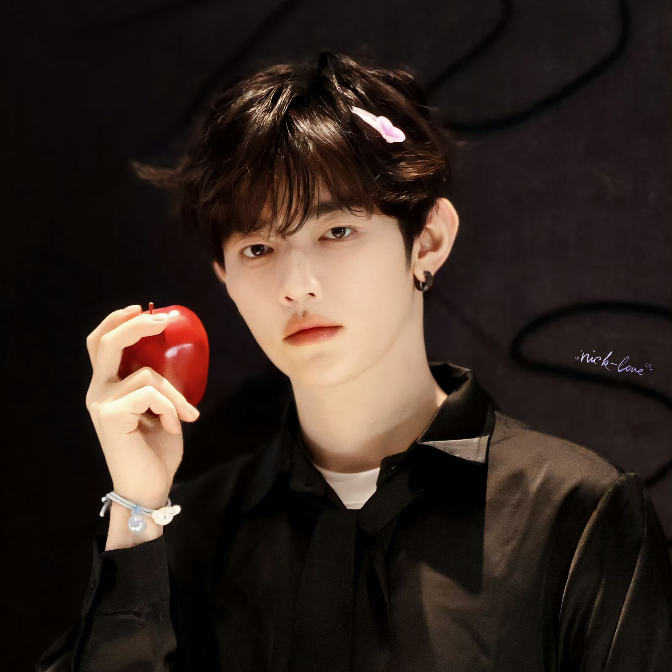 A moment captured by Zhang Hao's fan