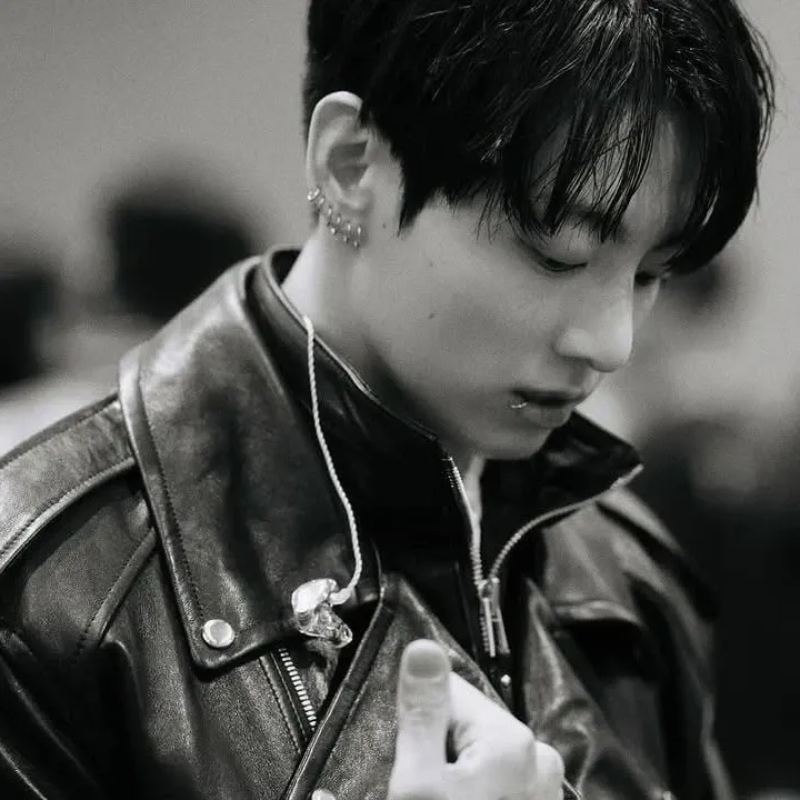 Foto aktivitas terbaru Jungkook (BTS)