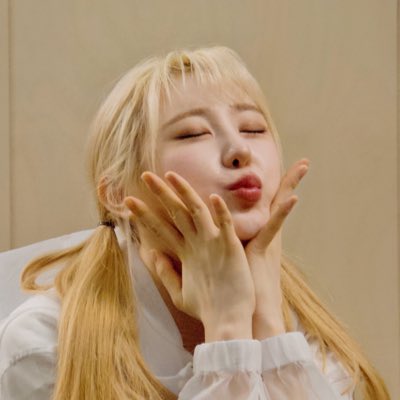 A moment captured by Lee Chaeyeon's fan