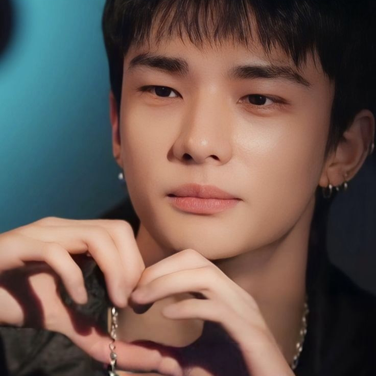 Latest photo of Felix (Stray Kids)