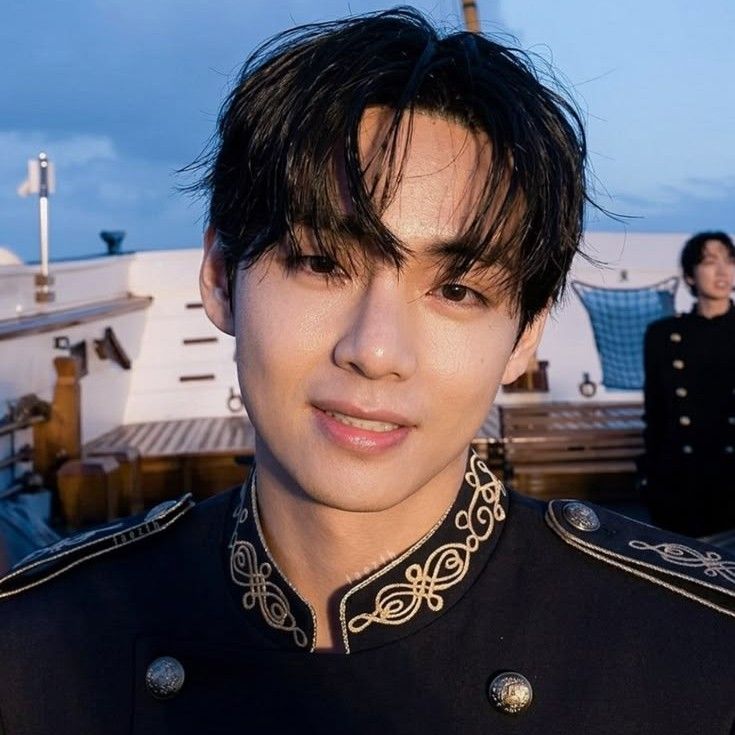 Behind-the-scenes cut of V (BTS)
