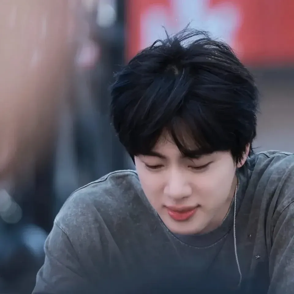Foto aktivitas terbaru Jin (BTS)